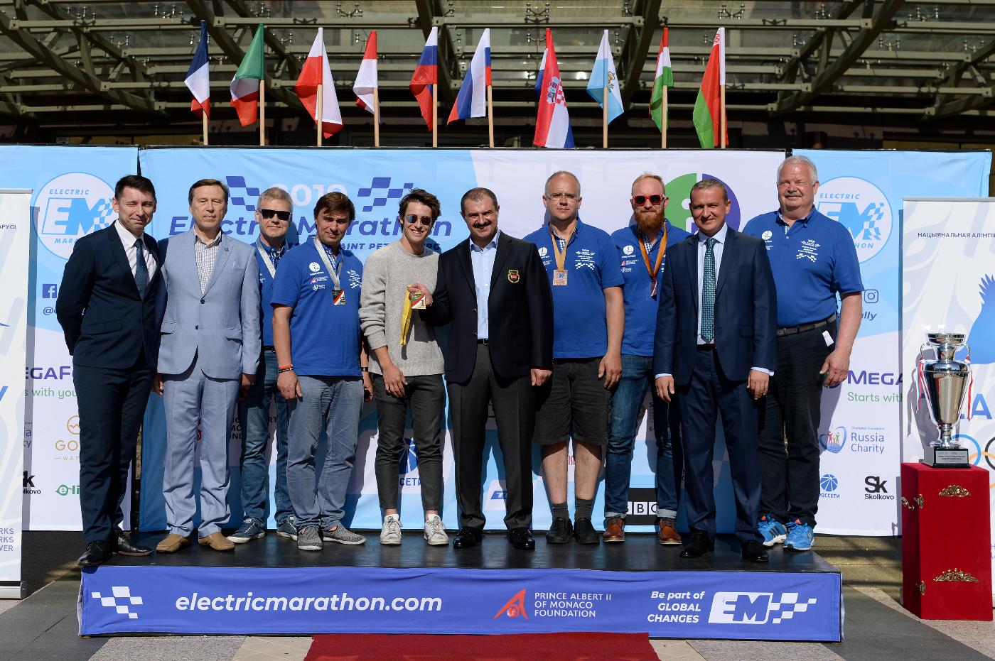 У здания НОК Беларуси наградили призеров этапа Брест – Минск электромобильной эстафеты «Ралли мира»
