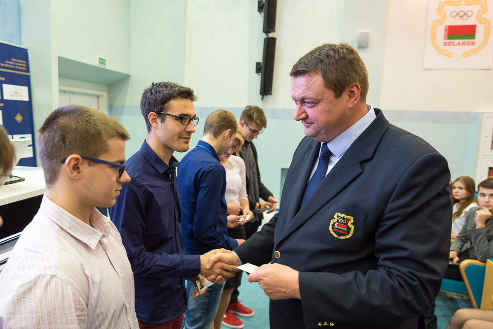 В штаб-квартире НОК Беларуси первокурсникам БГУФК вручили студенческие билеты В штаб-квартире НОК Беларуси первокурсникам БГУФК вручили студенческие билеты