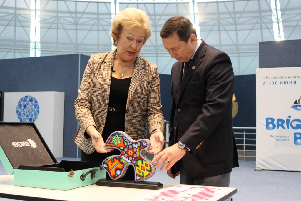 Елена Белова передала ценные экспонаты в музей НОК Беларуси