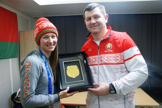 В Олимпийской деревне Дарью Домрачеву поздравили с завоеванием серебряной медали