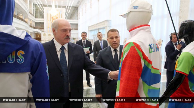 Лукашенко показали форму белорусских атлетов и волонтеров на II Европейских играх
