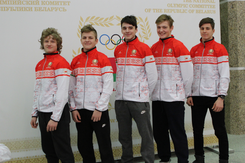 III пятерка (Мытник Н., Спат., Пинчук В., Парфенюк Н., Залесинский В).JPG