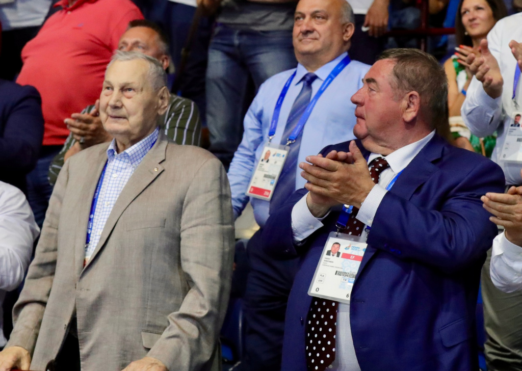 Медведь на трибуне.jpg