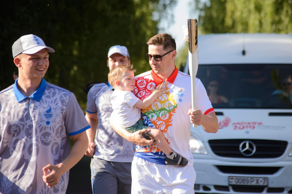 Богданович с дитенком.jpg