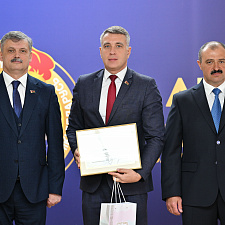 Виктор Лукашенко поздравил Министерство спорта и туризма Республики Беларусь с 30-летием 35