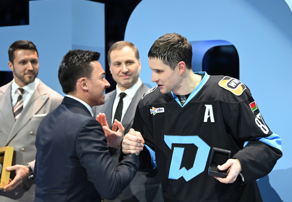 Vadim Shipachyov honored in Minsk for 1,000th career point in KHL 