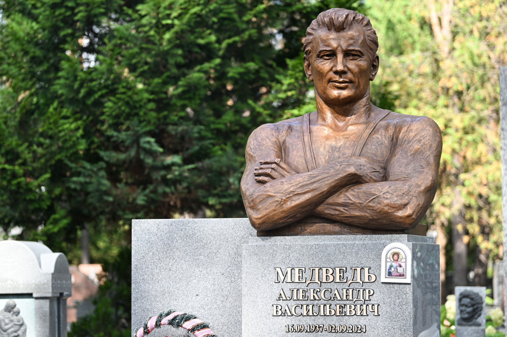 В Минске открыт памятник трехкратному олимпийскому чемпиону Александру Медведю 