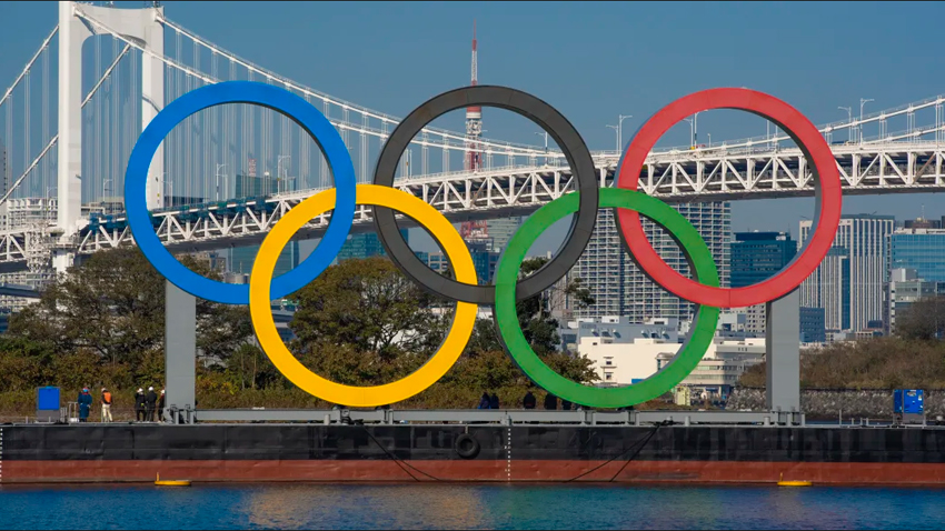 В залив Токио вернули платформу с олимпийскими кольцами