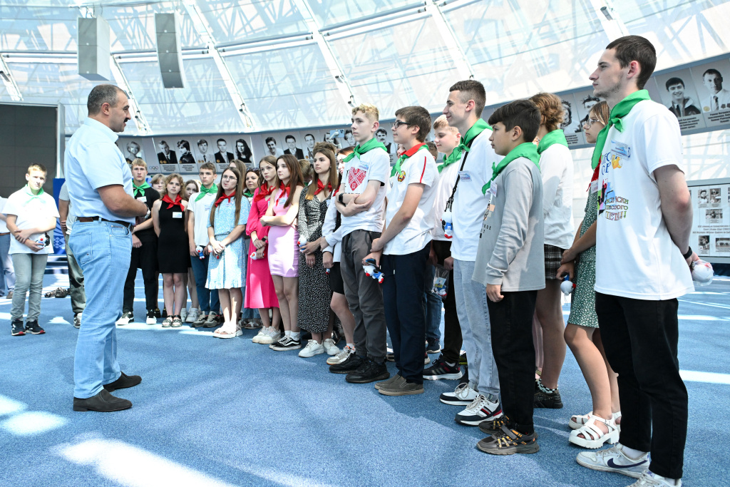 Президент НОК Беларуси встретился с юными болельщиками II Игр стран СНГ