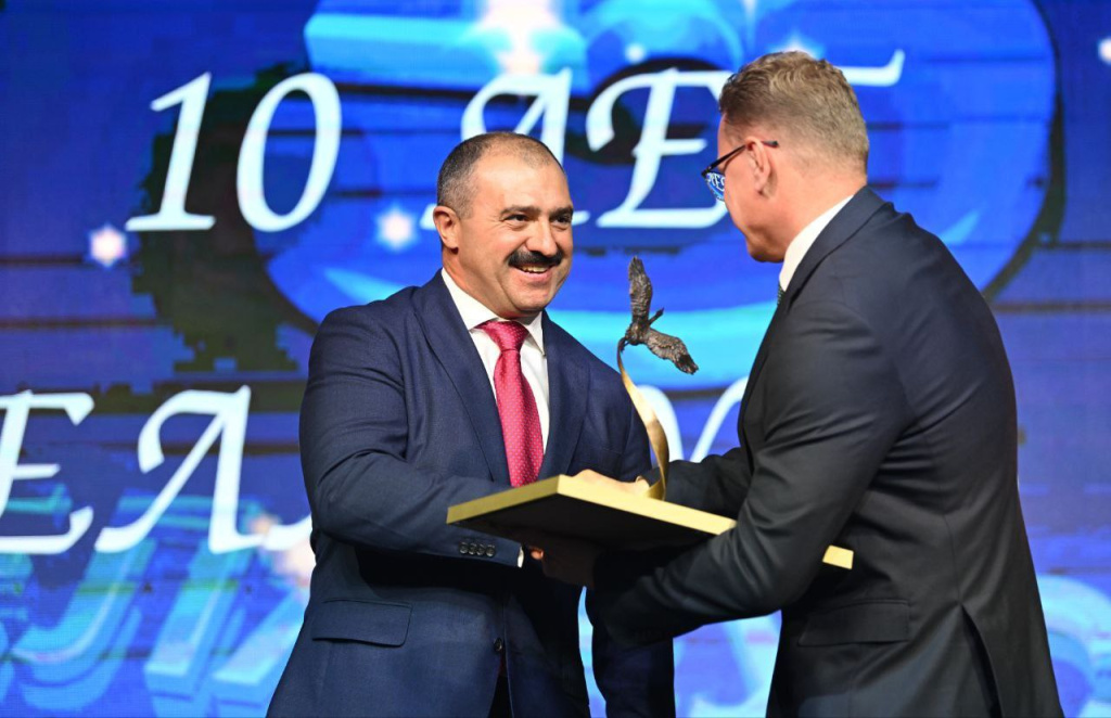 President of Belarus’ NOC presents well-deserved awards to Belarus 5 TV channel