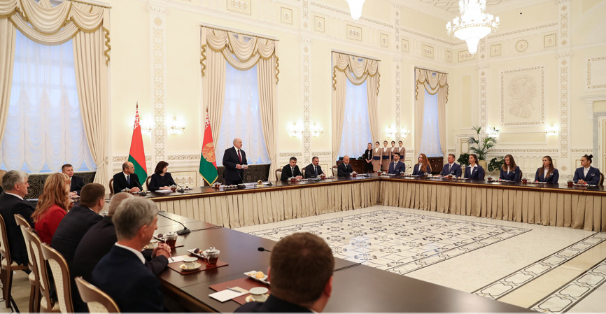 Lukashenko awards Belarus' kayak and canoe team Lukashenko awards Belarus' kayak and canoe team