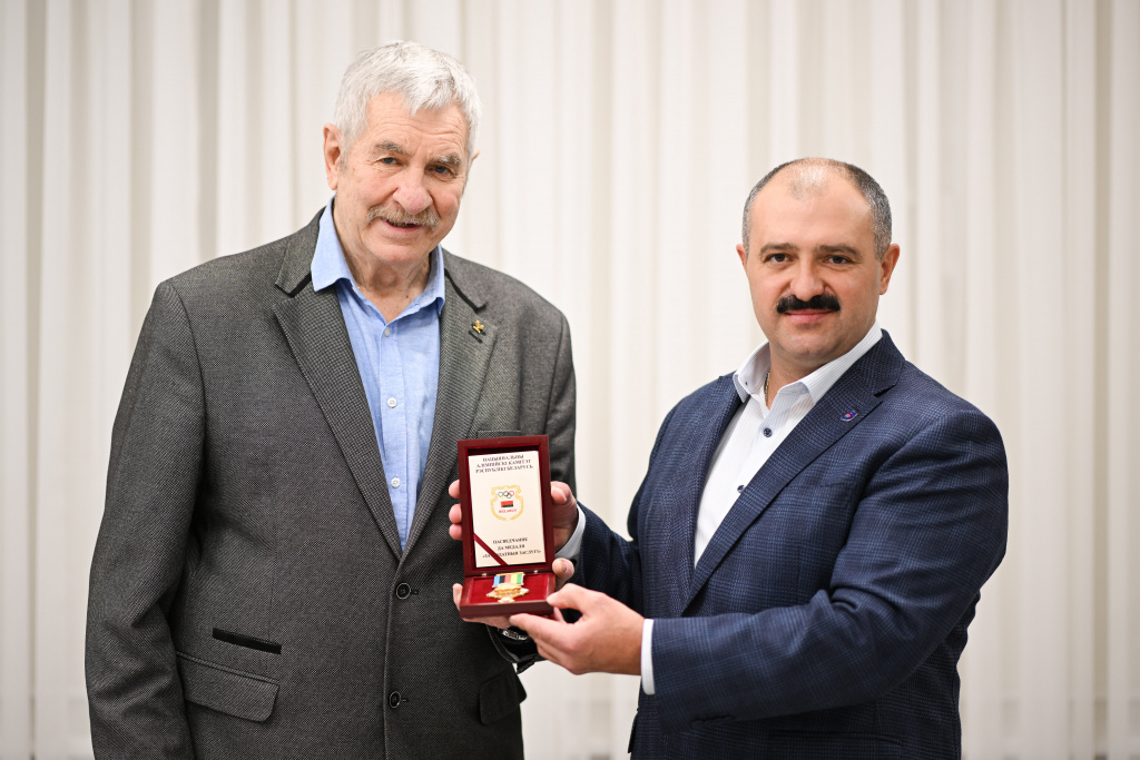 Виктор Лукашенко вручил медаль НОК "За выдающиеся заслуги" Ивану Едешко