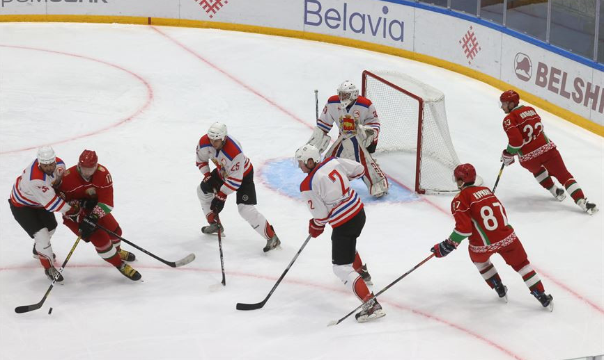 Хоккейная команда Президента победила гродненцев в матче любительского турнира