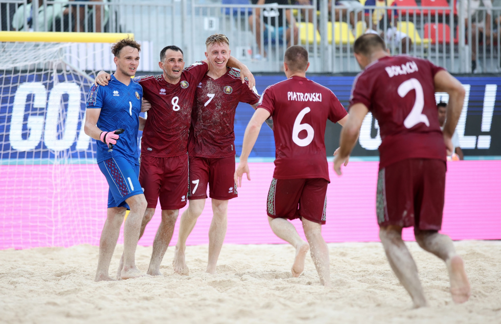 Сборная Беларуси с первого вышла в плей-офф ЧМ по пляжному футболу Сборная Беларуси с первого вышла в плей-офф ЧМ по пляжному футболу