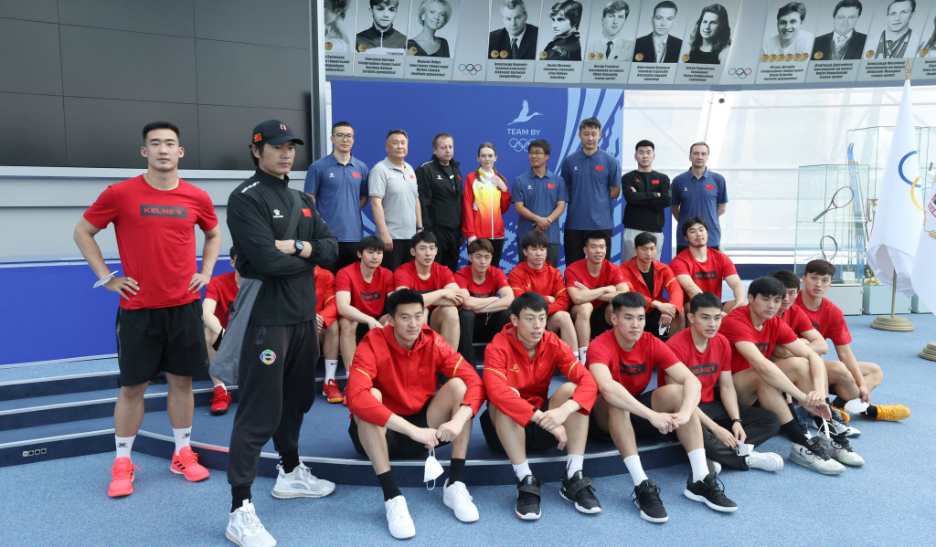 Гандболисты Китая оценили уникальность экспозиции НОК Беларуси Гандболисты Китая оценили уникальность экспозиции НОК Беларуси