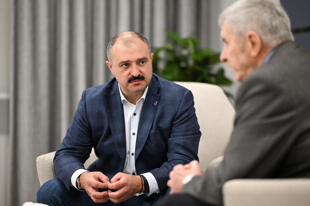 Виктор Лукашенко вручил медаль Национального олимпийского комитета Республики Беларусь -За выдающиеся заслуги- Ивану Едешко 4.JPG