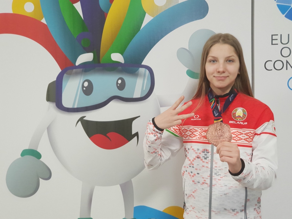 Яна Домбровская шорт-трек.jpg