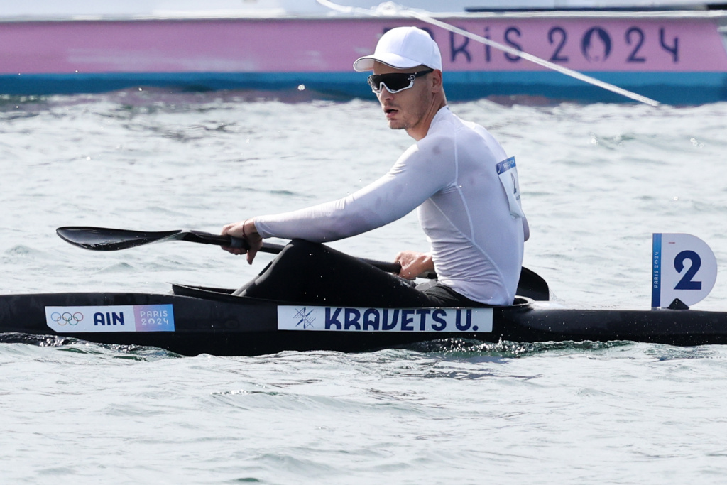 Ересек қазақ әйелі есегін көрсетеді.