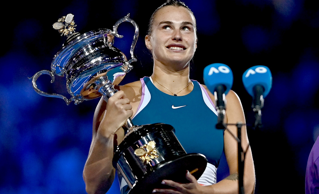 Соболенко с трофеем Австралии.jpg