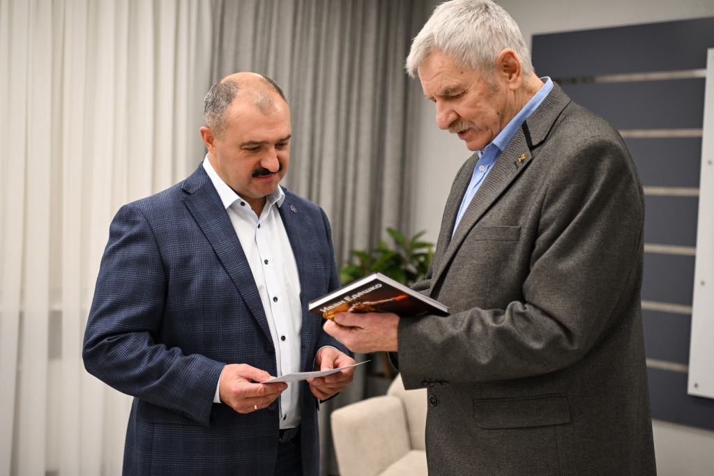 Виктор Лукашенко вручил медаль Национального олимпийского комитета Республики Беларусь -За выдающиеся заслуги- Ивану Едешко 3.JPG