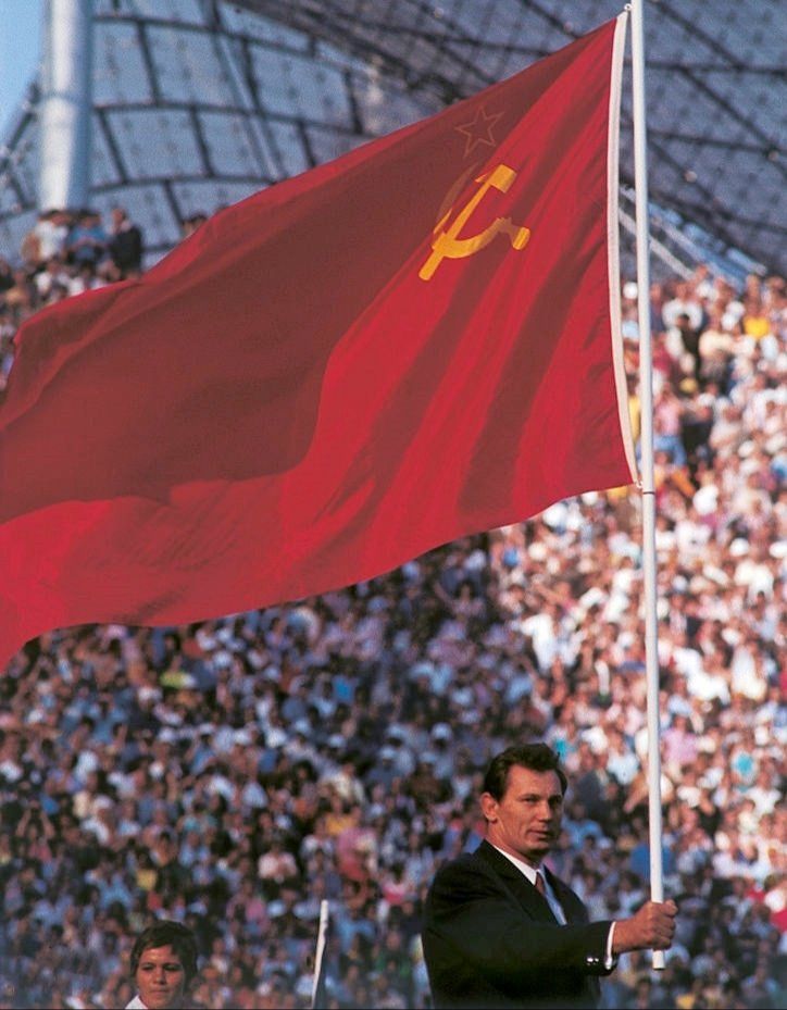 Медведь с флагом СССР.jpg Медведь с флагом СССР.jpg