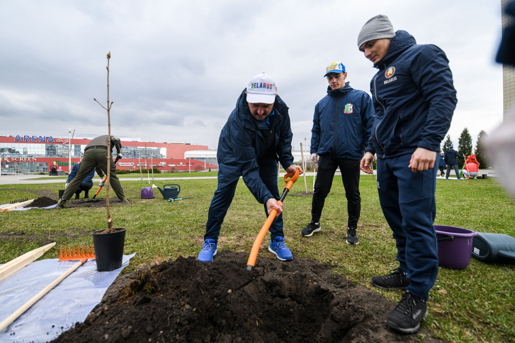 Президент НОК Беларуси Виктор Лукашенко во время акции.jpg