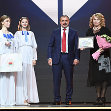 отмечает 30-летие 82