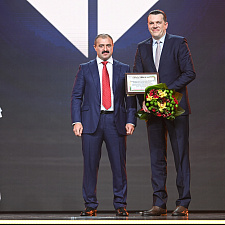 отмечает 30-летие 93