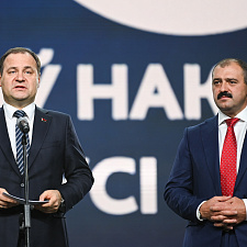 отмечает 30-летие 51