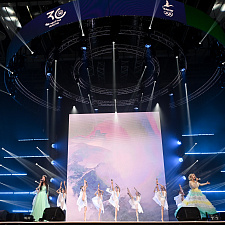 отмечает 30-летие 71