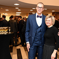 отмечает 30-летие 44