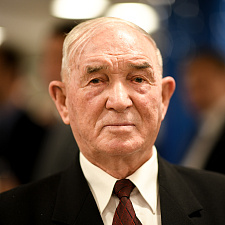 отмечает 30-летие 32