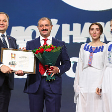 отмечает 30-летие 54