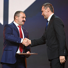 отмечает 30-летие 100