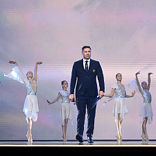 отмечает 30-летие 72