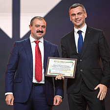 отмечает 30-летие 102