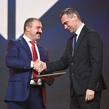 отмечает 30-летие 101