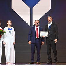 отмечает 30-летие 103