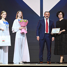 отмечает 30-летие 84