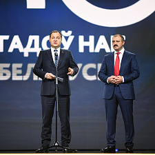 отмечает 30-летие 52