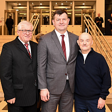 отмечает 30-летие 42