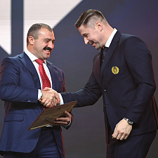 отмечает 30-летие 89