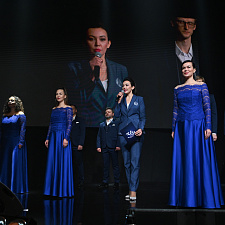 отмечает 30-летие 79