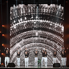 отмечает 30-летие 77