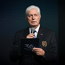 отмечает 30-летие 59