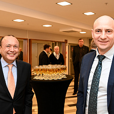 отмечает 30-летие 13