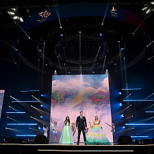 отмечает 30-летие 75