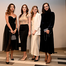 отмечает 30-летие 24