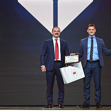 отмечает 30-летие 81