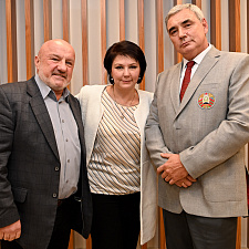 отмечает 30-летие 34